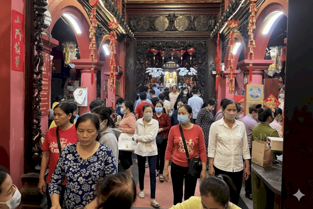 The Jade Emperor Pagoda becomes especially lively on the 1st and 15th days of the lunar calendar